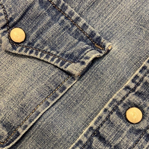 American Eagle Outfitters Vintage Denim pearl snap Shirt - Picture 6 of 8
